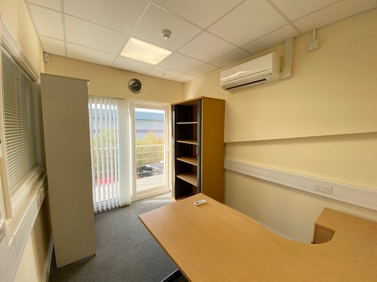 Office with windows to rent in MK
