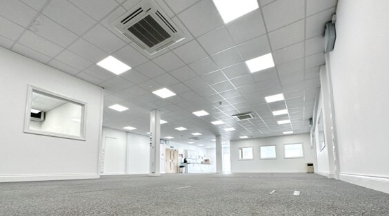 Office with windows, kitchen and 2 sub offices